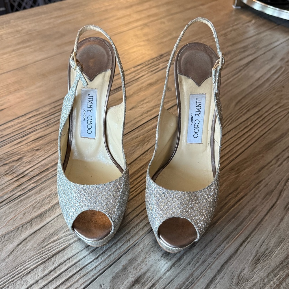 Jimmy Choo Champagne Glitter Fabric Peep Toe
Slingback Platform Pumps 39 EU